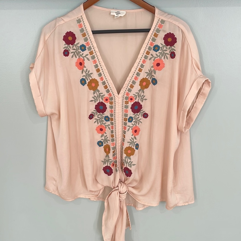 Entro embroidery top. - Picture 1 of 4